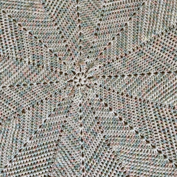 EUC Vintage Starburst Star Spiderweb Pastel Baby Blanket Afghan Throw 69” Diam - Picture 1 of 7